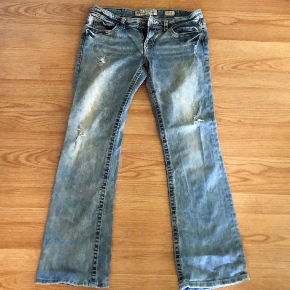 Women’s blue light wash jeans